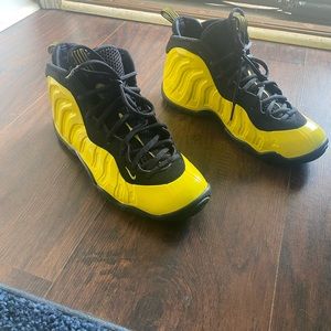 Nike Foamposites. 7Y Great condition 🐝